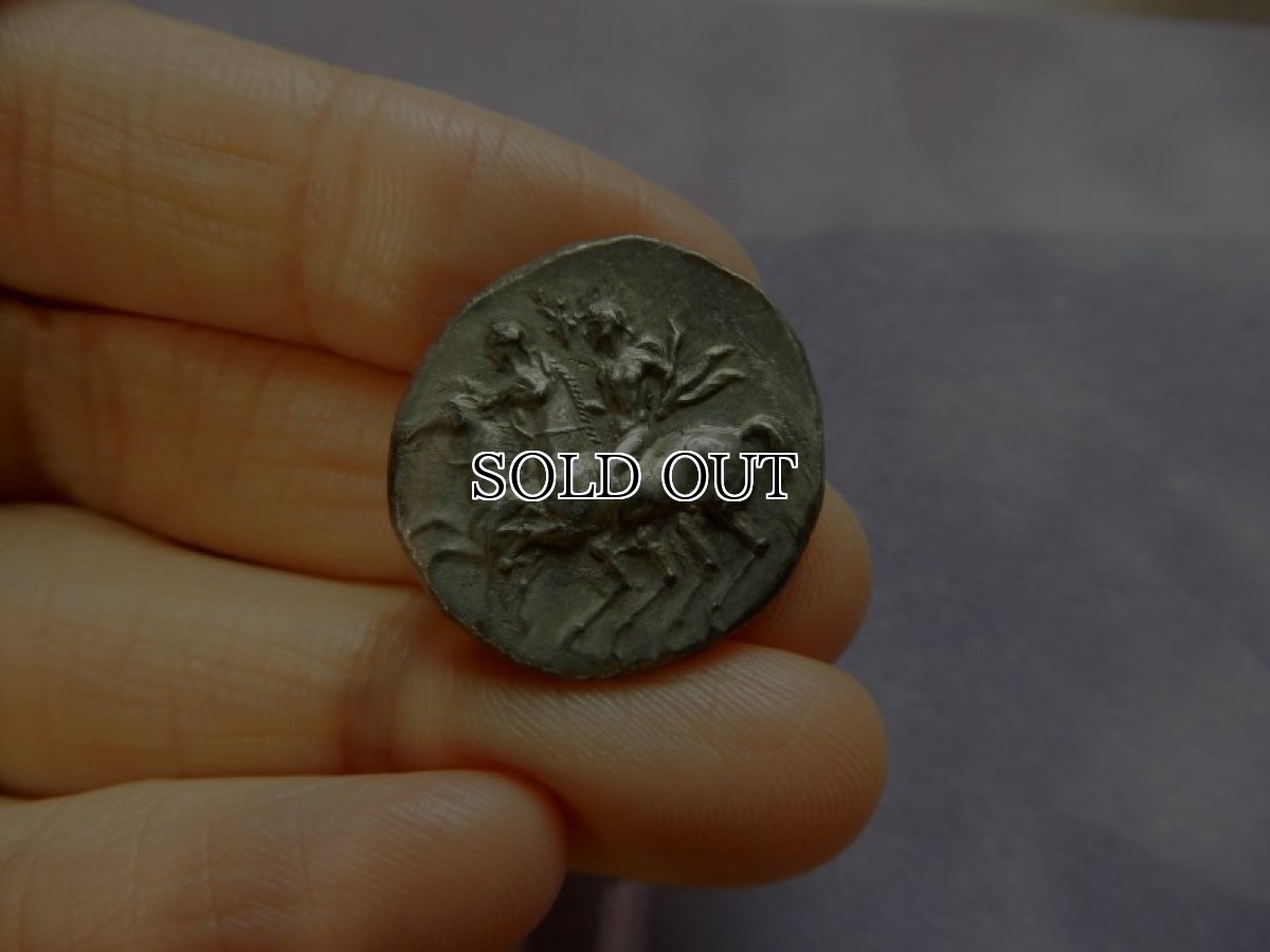 画像9: 古代ギリシャコイン(額装付き)　カラブリア地方タラス　スタテル銀貨　前２８１－前２７２年　競馬をするディオスクロイ (9)