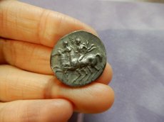 画像9: 古代ギリシャコイン(額装付き)　カラブリア地方タラス　スタテル銀貨　前２８１－前２７２年　競馬をするディオスクロイ (9)