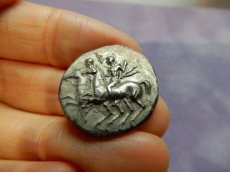 画像10: 古代ギリシャコイン(額装付き)　カラブリア地方タラス　スタテル銀貨　前２８１－前２７２年　競馬をするディオスクロイ (10)