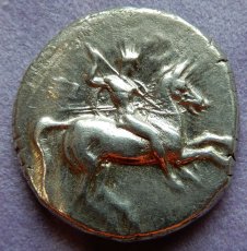 画像2: 古代ギリシャコイン　イタリア・カラブリア州タラス　スタテル銀貨　前２８１－前２７２年　イルカに乗るタラスの銀貨 (2)