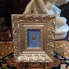 画像2: 古代ギリシャコイン(額装付き)　イタリア・カラブリア州タラス　ドラクマ銀貨　前２８１－前２７２年　スキュラの装飾兜のアテナ神　雷霆に乗るフクロウ (2)