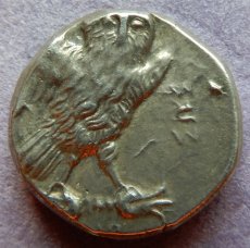 画像8: 古代ギリシャコイン(額装付き)　イタリア・カラブリア州タラス　ドラクマ銀貨　前２８１－前２７２年　スキュラの装飾兜のアテナ神　雷霆に乗るフクロウ (8)