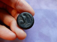 画像4: 古代ギリシャコイン　カンパニア地方　カレス　銅貨　前２６８年以降　コリントス式兜のアテナ神　鶏 (4)