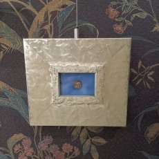 画像2: 古代ギリシャコイン(額装付き)　カリア地方　ミラーサ　ドラクマ銀貨　前１７０－前１３０年　太陽神ヘリオスと鳥　横から見たバラの花 (2)