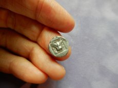 画像9: 古代ギリシャコイン(額装付き)　カリア地方　ロードス島　半ドラクマ銀貨　前１７０－前１５０年　太陽神ヘリオス　薔薇 (9)