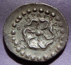 画像4: 古代ギリシャコイン(額付き)　カリア地方　ロードス島　前８８－前４３年　ドラクマ銀貨　太陽神ヘリオス　上から見たバラの花 (4)