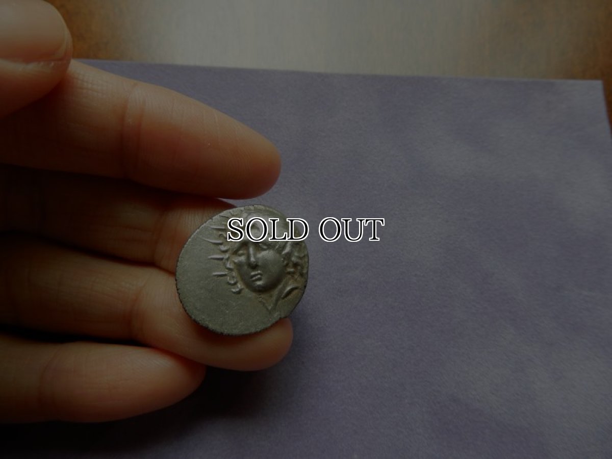 画像8: 古代ギリシャコイン(額装付き)　カリア地方　ロードス島　前８８－前４３年　ドラクマ銀貨　太陽神ヘリオス　上から見たバラの花 (8)