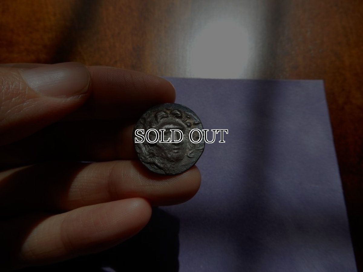 画像6: 古代ギリシャコイン(額付き)　カリア地方　ロードス島　前８８－前４３年　ドラクマ銀貨　太陽神ヘリオス　上から見たバラの花 (6)