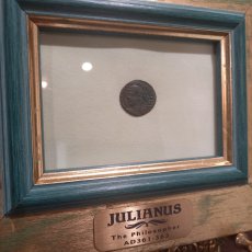 画像4: 古代ローマコイン(額付き)　帝政期　ユリアヌス　３６２－３６３年　マイオリナ銅貨　ユリアヌス肖像　治世10年を祝し、さらなる20年を祈願したコイン (4)