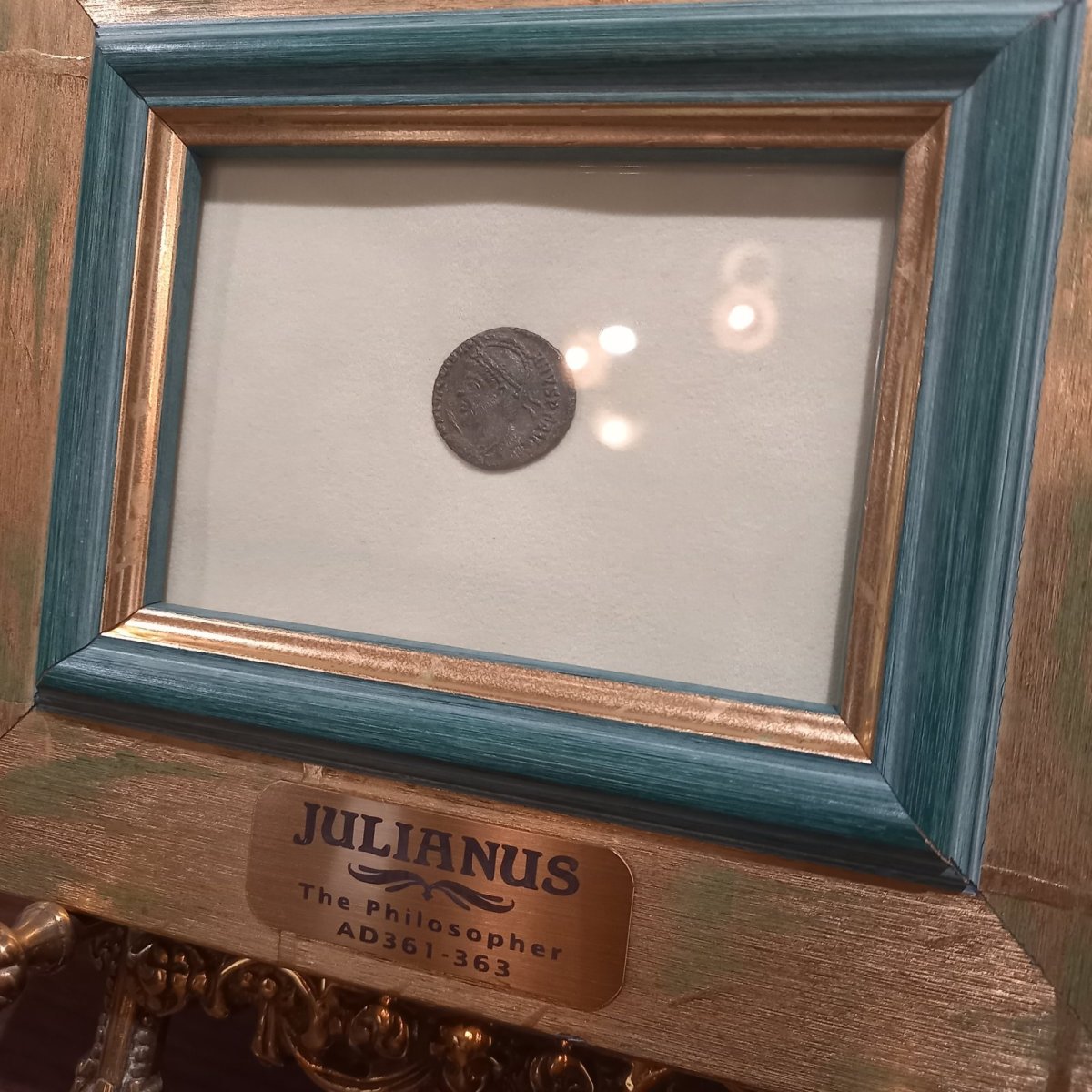 画像3: 古代ローマコイン(額付き)　帝政期　ユリアヌス　３６２－３６３年　マイオリナ銅貨　ユリアヌス肖像　治世10年を祝し、さらなる20年を祈願したコイン (3)