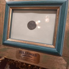 画像3: 古代ローマコイン(額付き)　帝政期　ユリアヌス　３６２－３６３年　マイオリナ銅貨　ユリアヌス肖像　治世10年を祝し、さらなる20年を祈願したコイン (3)