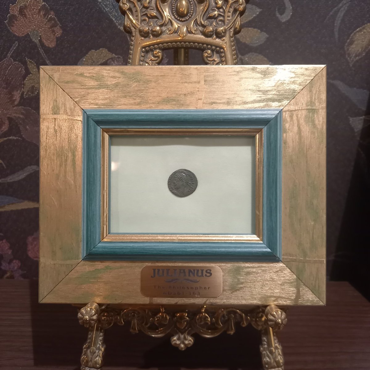 画像1: 古代ローマコイン(額付き)　帝政期　ユリアヌス　３６２－３６３年　マイオリナ銅貨　ユリアヌス肖像　治世10年を祝し、さらなる20年を祈願したコイン (1)