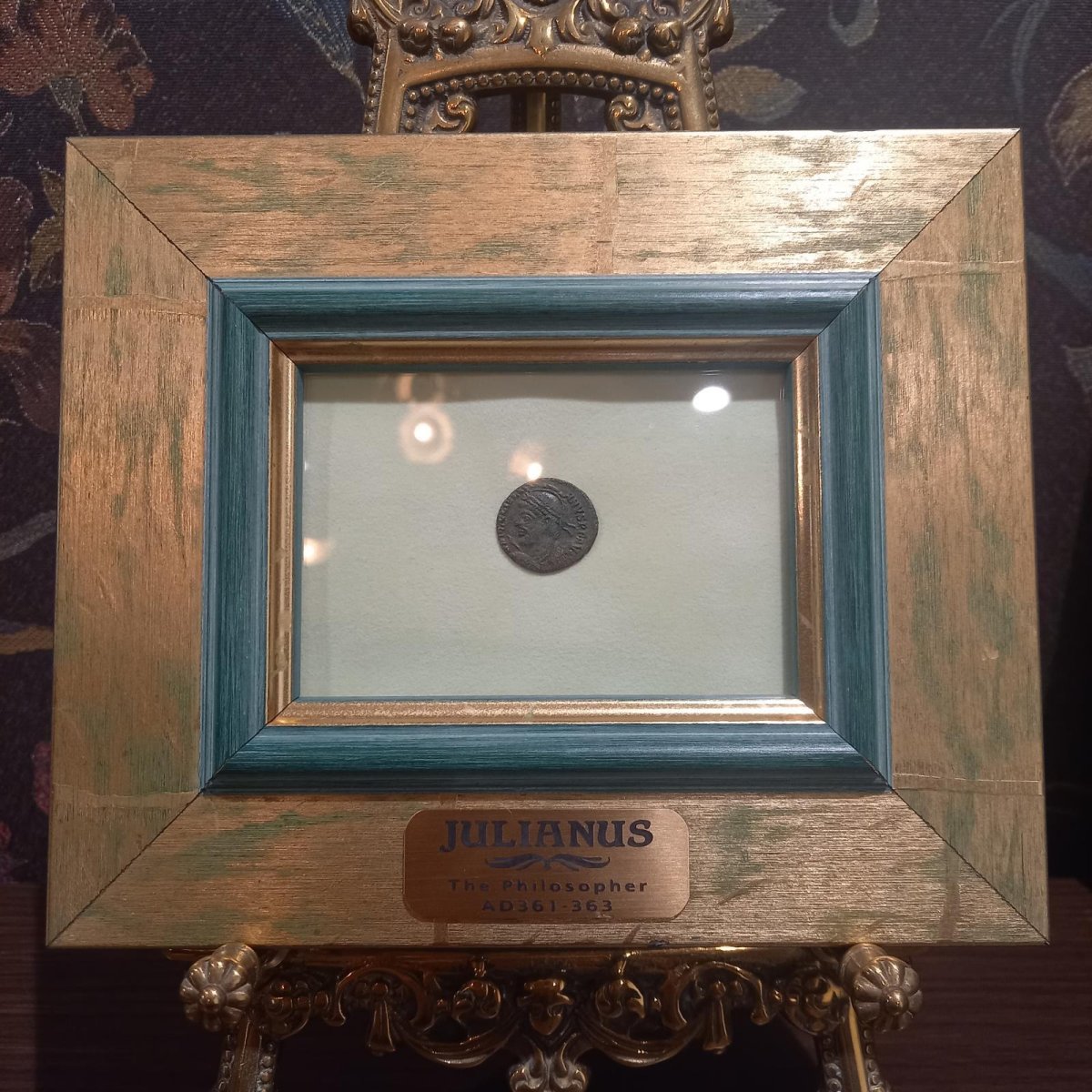 画像2: 古代ローマコイン(額付き)　帝政期　ユリアヌス　３６２－３６３年　マイオリナ銅貨　ユリアヌス肖像　治世10年を祝し、さらなる20年を祈願したコイン (2)