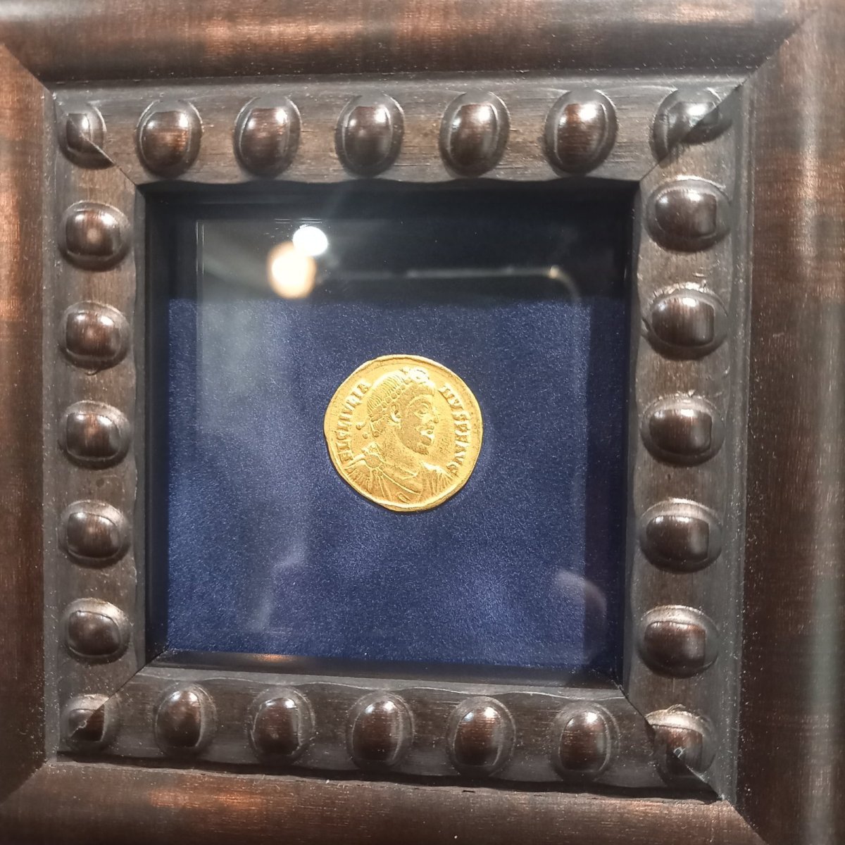 画像3: 古代ローマコイン(額付き)　帝政期　ユリアヌス　362-363年　ソリドゥス金貨　ユリアヌス肖像　ウィルトゥス神 (3)