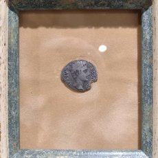 画像4: 古代ローマコイン(額付き)　帝政期　アウグストゥス　デナリウス銀貨　前１９年　アウグストゥス肖像　英雄の盾とパルティアから奪回した軍旗 (4)