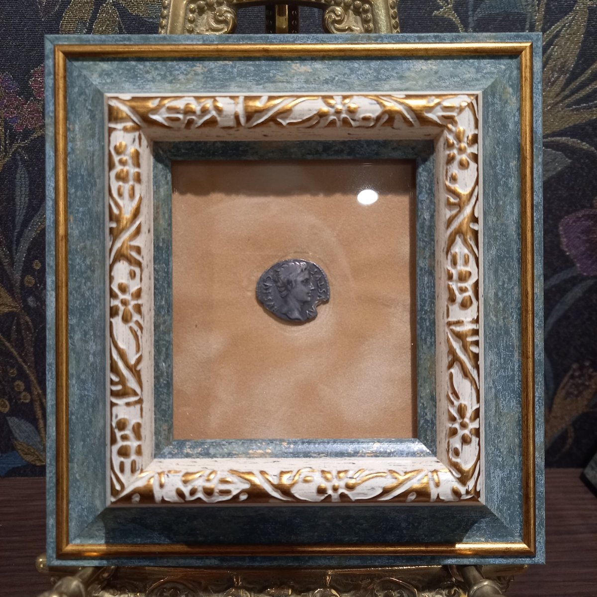 画像3: 古代ローマコイン(額付き)　帝政期　アウグストゥス　デナリウス銀貨　前１９年　アウグストゥス肖像　英雄の盾とパルティアから奪回した軍旗 (3)