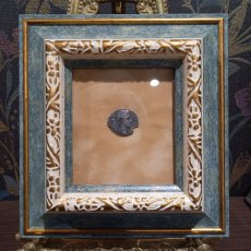 画像3: 古代ローマコイン(額付き)　帝政期　アウグストゥス　デナリウス銀貨　前１９年　アウグストゥス肖像　英雄の盾とパルティアから奪回した軍旗 (3)