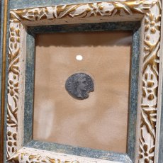 画像1: 古代ローマコイン(額付き)　帝政期　アウグストゥス　デナリウス銀貨　前１９年　アウグストゥス肖像　英雄の盾とパルティアから奪回した軍旗 (1)