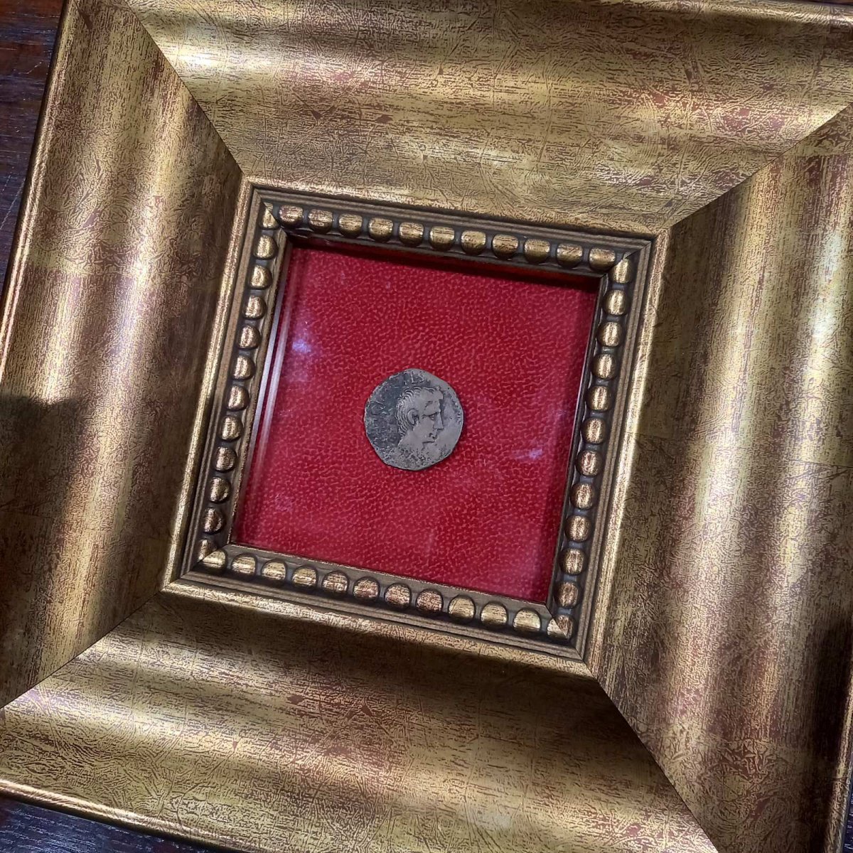 画像1: 古代ローマコイン(額付き)　帝政期　アウグストゥス　前15年　アス銅貨　アウグストゥス肖像　金・銀・銅を扱う貨幣発行３人委員の銘　アウグストゥス、ローマでの銅貨発行を再開　 (1)