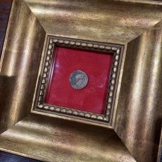 画像1: 古代ローマコイン(額付き)　帝政期　アウグストゥス　前15年　アス銅貨　アウグストゥス肖像　金・銀・銅を扱う貨幣発行３人委員の銘　アウグストゥス、ローマでの銅貨発行を再開　 (1)