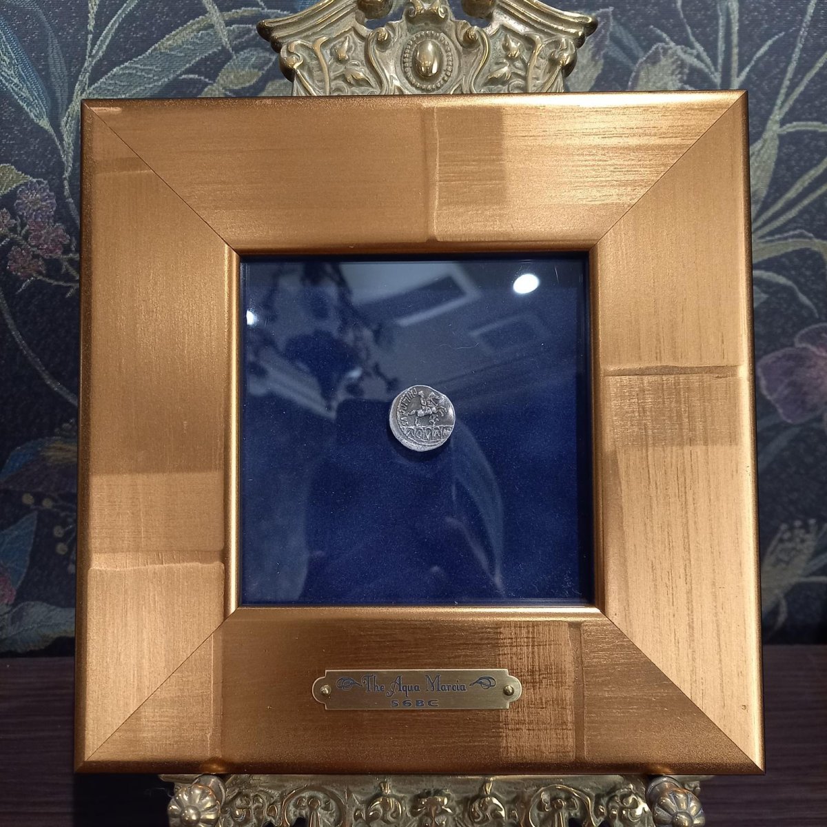 画像3: 古代ローマコイン(額付き)　共和政期　前56年　マルキウス・フィリップス　デナリウス銀貨　伝説の王アンクス・マルキウス肖像　マルキア水道橋 (3)