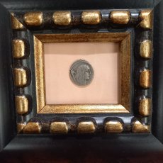 画像5: 古代ローマコイン(額付き)　共和政終焉期　前４８年　ホスティリウス・サセルナ　デナリウス銀貨　ガリア女性肖像　アルテミス神と雄鹿　カエサルのガリア征服を称えたコイン (5)