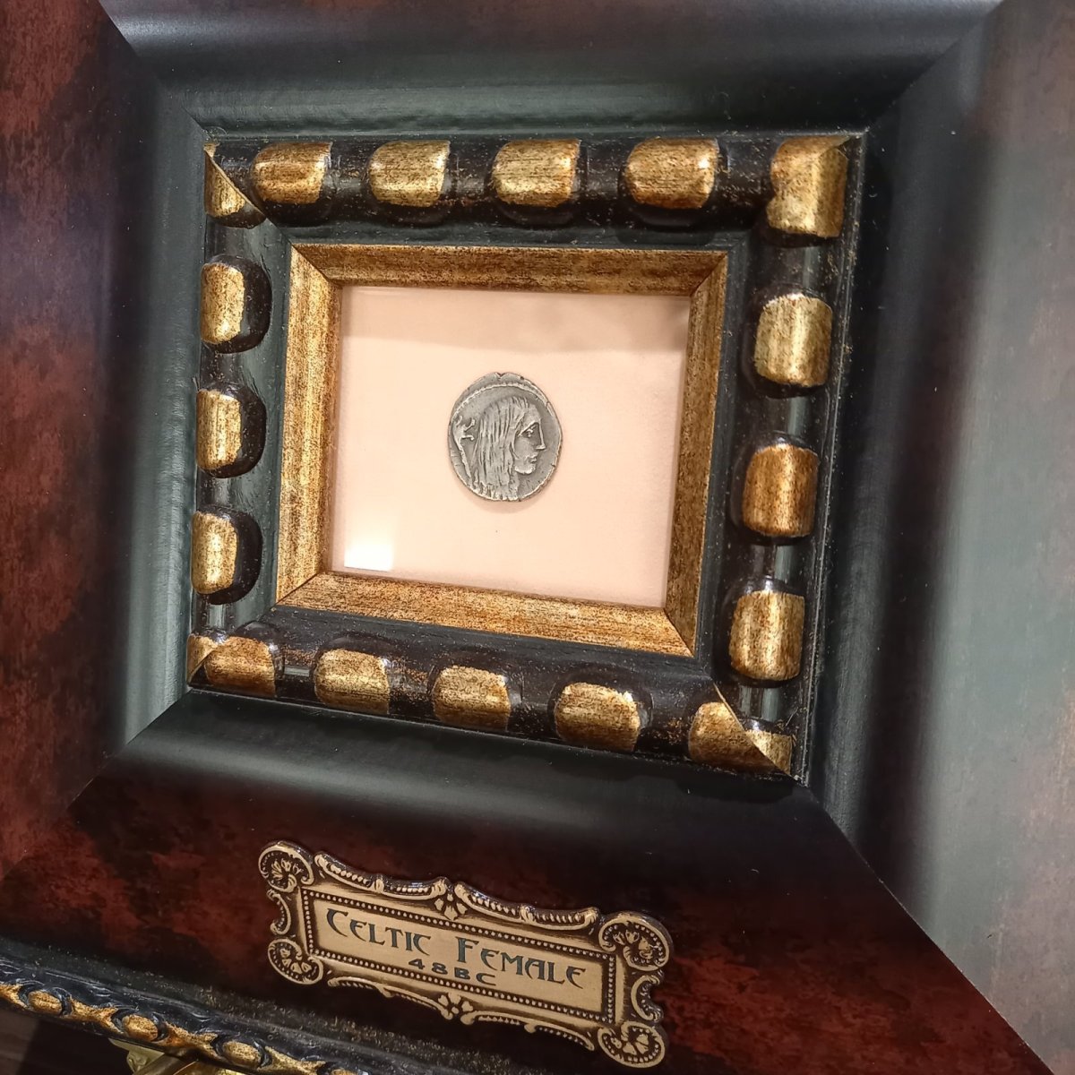 画像1: 古代ローマコイン(額付き)　共和政終焉期　前４８年　ホスティリウス・サセルナ　デナリウス銀貨　ガリア女性肖像　アルテミス神と雄鹿　カエサルのガリア征服を称えたコイン (1)