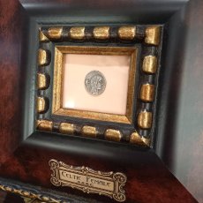 画像1: 古代ローマコイン(額付き)　共和政終焉期　前４８年　ホスティリウス・サセルナ　デナリウス銀貨　ガリア女性肖像　アルテミス神と雄鹿　カエサルのガリア征服を称えたコイン (1)