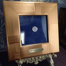 画像1: 古代ローマコイン(額付き)　共和政期　前56年　マルキウス・フィリップス　デナリウス銀貨　伝説の王アンクス・マルキウス肖像　マルキア水道橋 (1)