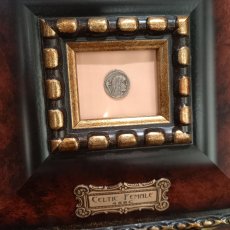 画像4: 古代ローマコイン(額付き)　共和政終焉期　前４８年　ホスティリウス・サセルナ　デナリウス銀貨　ガリア女性肖像　アルテミス神と雄鹿　カエサルのガリア征服を称えたコイン (4)