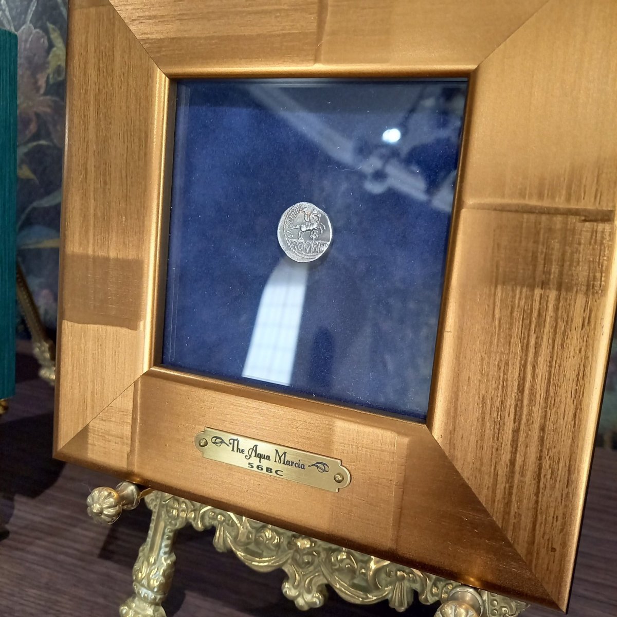 画像5: 古代ローマコイン(額付き)　共和政期　前56年　マルキウス・フィリップス　デナリウス銀貨　伝説の王アンクス・マルキウス肖像　マルキア水道橋 (5)