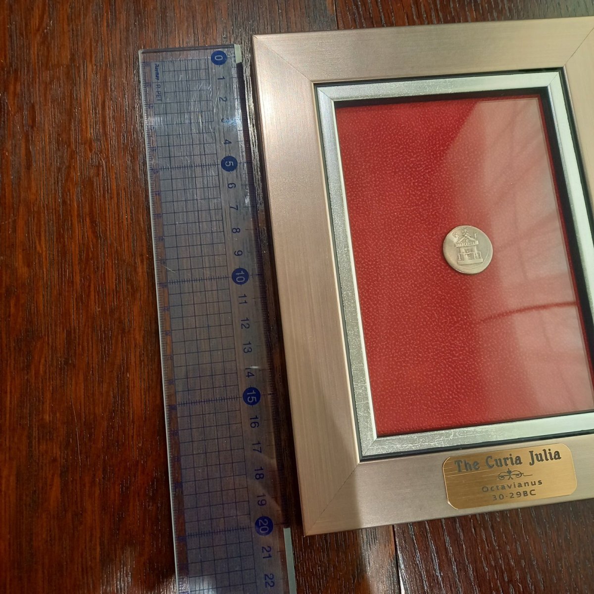 画像7: 古代ローマコイン(額付き)　共和政期終焉、帝政期前夜　前３０－前２９年　オクタウィアヌス　デナリウス銀貨　オクタウィアヌス肖像　クリア・ユリアの外観図　クリア・ユリア(元老院議事堂)落成のコイン (7)