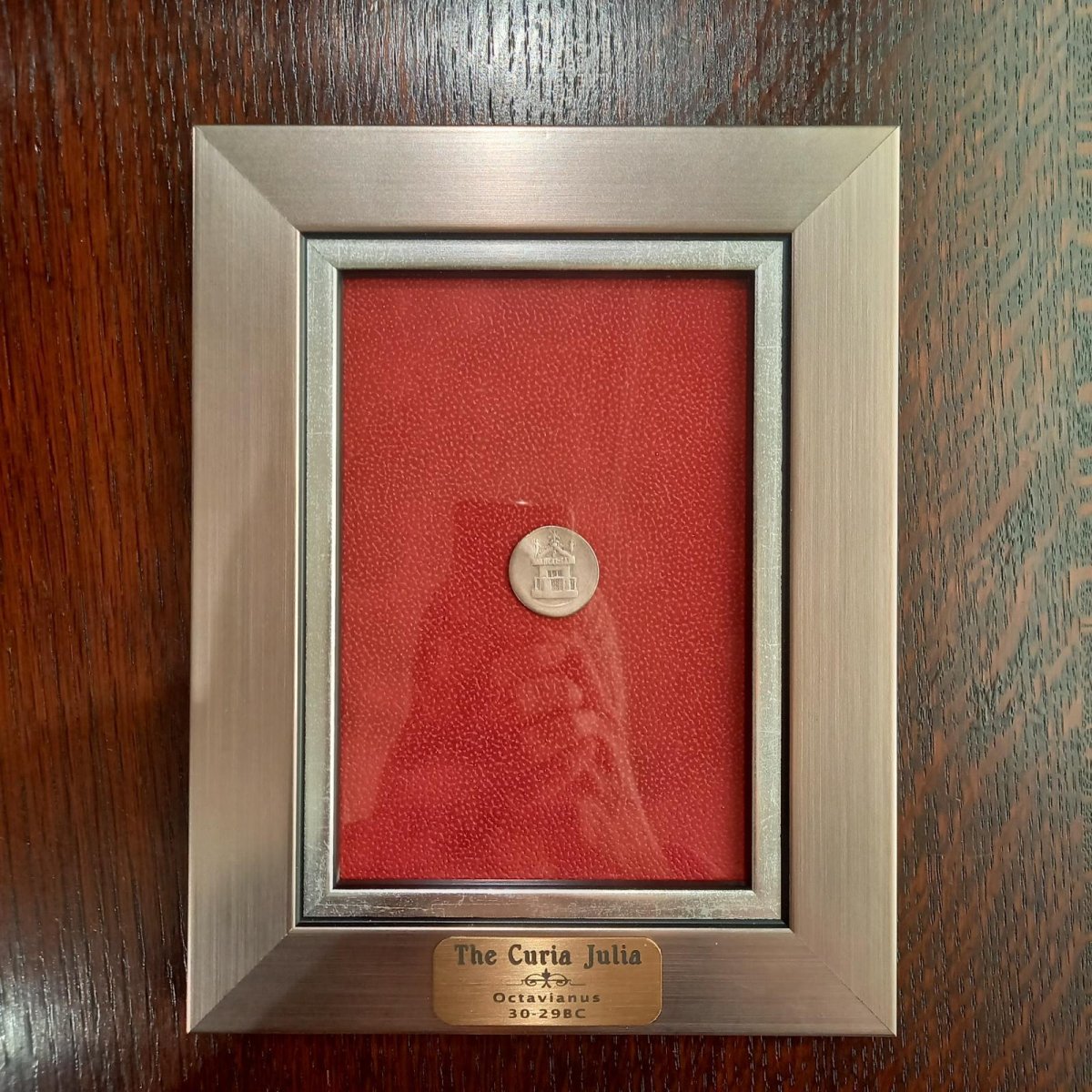 画像5: 古代ローマコイン(額付き)　共和政期終焉、帝政期前夜　前３０－前２９年　オクタウィアヌス　デナリウス銀貨　オクタウィアヌス肖像　クリア・ユリアの外観図　クリア・ユリア(元老院議事堂)落成のコイン (5)