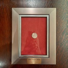 画像5: 古代ローマコイン(額付き)　共和政期終焉、帝政期前夜　前３０－前２９年　オクタウィアヌス　デナリウス銀貨　オクタウィアヌス肖像　クリア・ユリアの外観図　クリア・ユリア(元老院議事堂)落成のコイン (5)