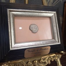 画像1: 古代ローマコイン(額付き)　帝政期　アントニヌス・ピウス　150年　デナリウス銀貨　皇后ファウスティナ　ファウスティナ神殿完成時のコイン (1)