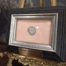 画像4: 古代ローマコイン(額付き)　帝政期　アントニヌス・ピウス　150年　デナリウス銀貨　皇后ファウスティナ　ファウスティナ神殿完成時のコイン (4)