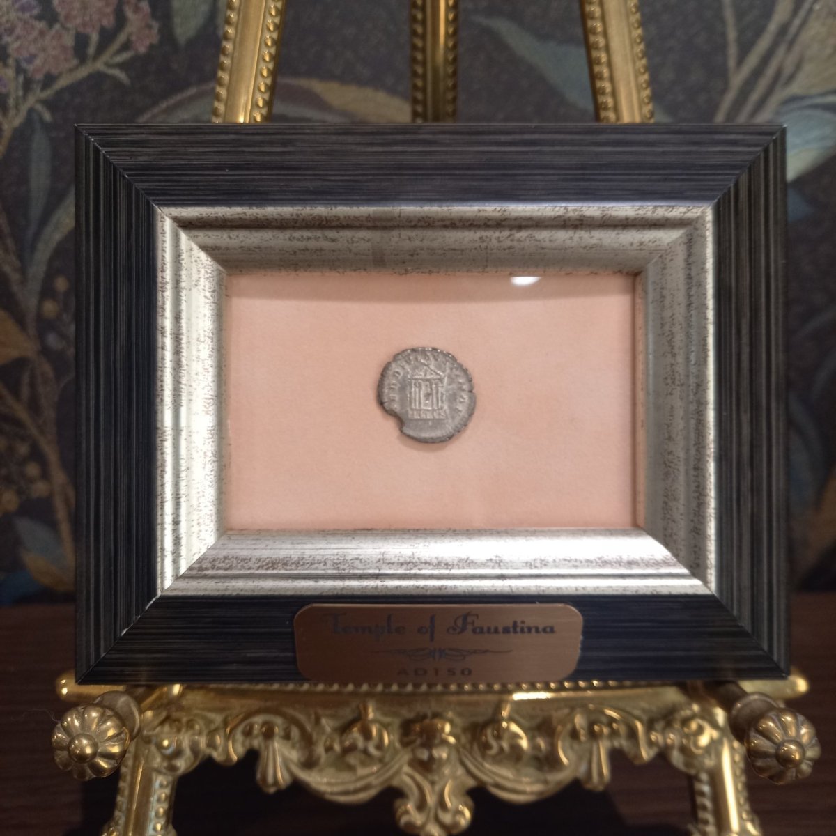 画像3: 古代ローマコイン(額付き)　帝政期　アントニヌス・ピウス　150年　デナリウス銀貨　皇后ファウスティナ　ファウスティナ神殿完成時のコイン (3)