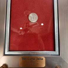 画像4: 古代ローマコイン(額付き)　共和政期終焉、帝政期前夜　前３０－前２９年　オクタウィアヌス　デナリウス銀貨　オクタウィアヌス肖像　クリア・ユリアの外観図　クリア・ユリア(元老院議事堂)落成のコイン (4)