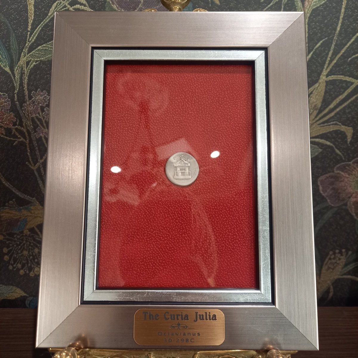 画像3: 古代ローマコイン(額付き)　共和政期終焉、帝政期前夜　前３０－前２９年　オクタウィアヌス　デナリウス銀貨　オクタウィアヌス肖像　クリア・ユリアの外観図　クリア・ユリア(元老院議事堂)落成のコイン (3)