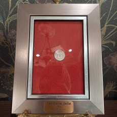 画像3: 古代ローマコイン(額付き)　共和政期終焉、帝政期前夜　前３０－前２９年　オクタウィアヌス　デナリウス銀貨　オクタウィアヌス肖像　クリア・ユリアの外観図　クリア・ユリア(元老院議事堂)落成のコイン (3)