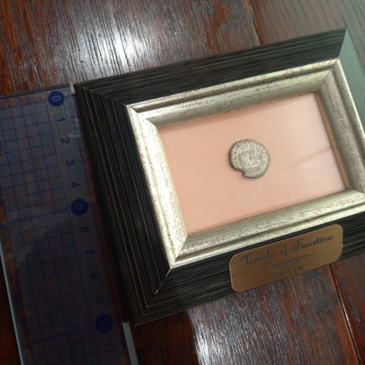 画像6: 古代ローマコイン(額付き)　帝政期　アントニヌス・ピウス　150年　デナリウス銀貨　皇后ファウスティナ　ファウスティナ神殿完成時のコイン (6)