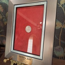 画像1: 古代ローマコイン(額付き)　共和政期終焉、帝政期前夜　前３０－前２９年　オクタウィアヌス　デナリウス銀貨　オクタウィアヌス肖像　クリア・ユリアの外観図　クリア・ユリア(元老院議事堂)落成のコイン (1)