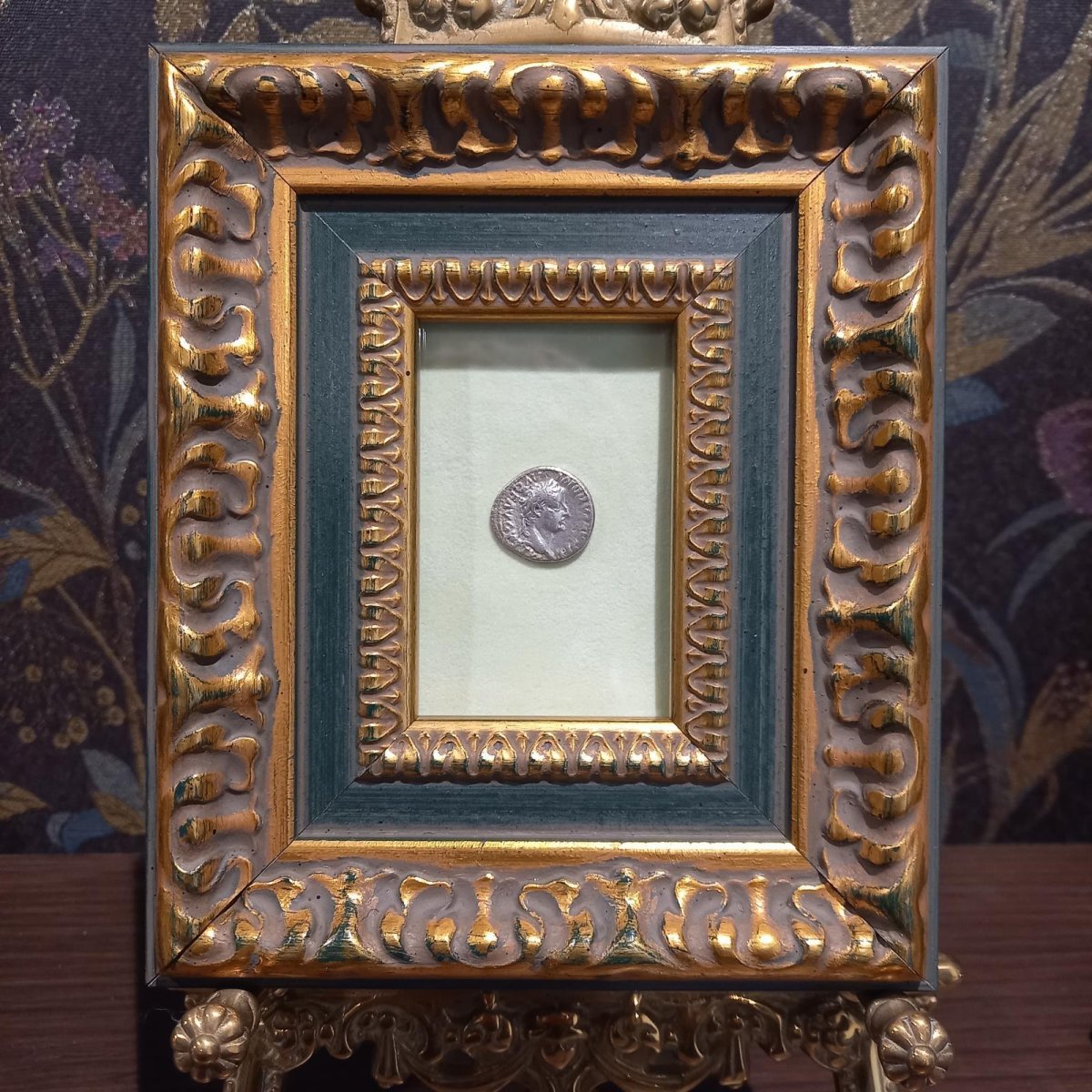 画像1: 古代ローマコイン(額付き)　帝政期　ティベリウス　１５－３７年　デナリウス銀貨　ティベリウス肖像　「カエサルのものはカエサルに」のコイン (1)