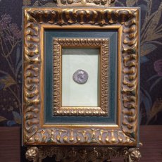 画像1: 古代ローマコイン(額付き)　帝政期　ティベリウス　１５－３７年　デナリウス銀貨　ティベリウス肖像　「カエサルのものはカエサルに」のコイン (1)