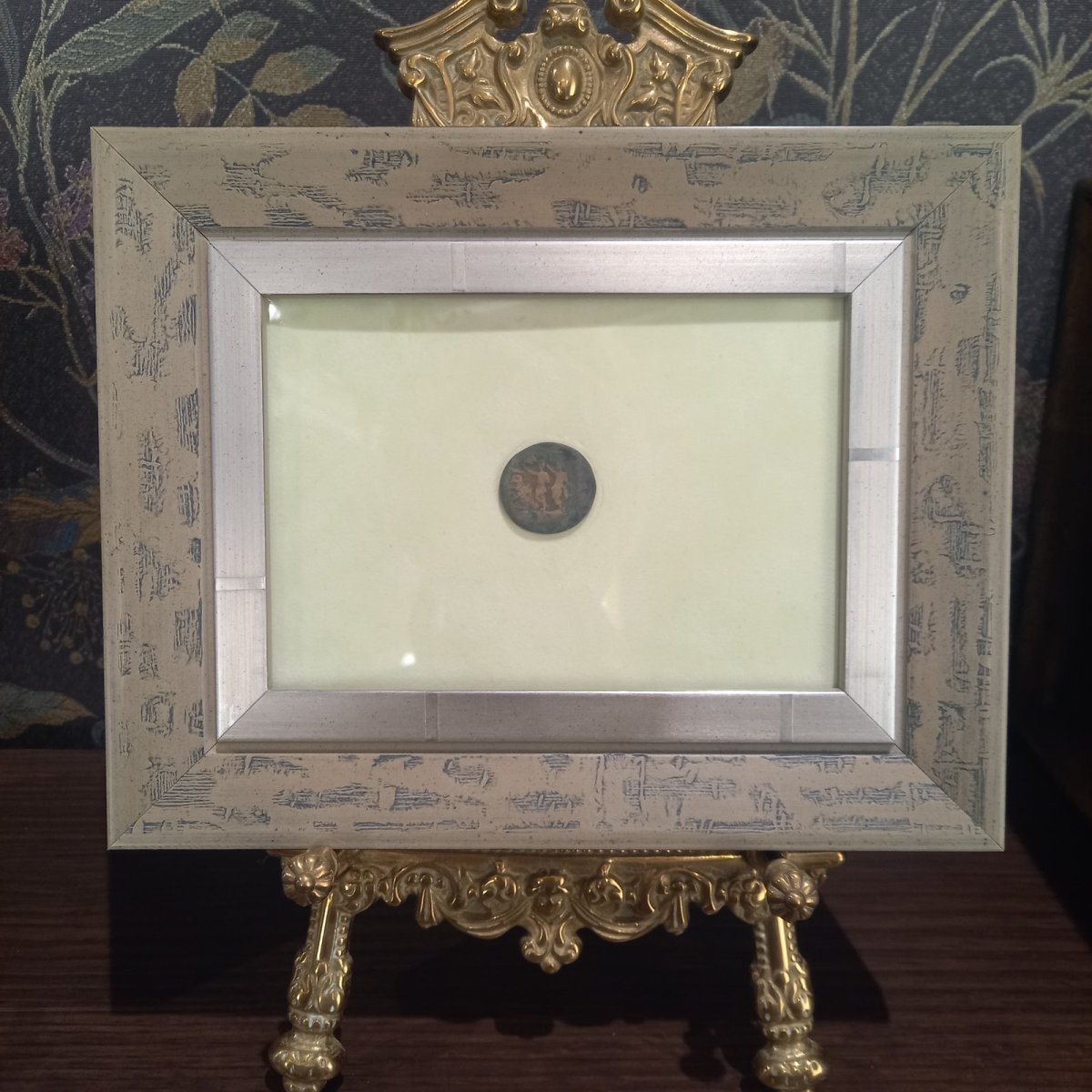 画像1: 古代ローマコイン(額付き)　属州貨(マケドニア・フィリッピ)　アウグストゥス　ブロンズ貨　前２７－後14年　アウグストゥスの肖像　アウグストゥスとユリウス・カエサルの像 (1)