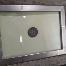 画像2: 古代ローマコイン(額付き)　属州貨(マケドニア・フィリッピ)　アウグストゥス　ブロンズ貨　前２７－後14年　アウグストゥスの肖像　アウグストゥスとユリウス・カエサルの像 (2)