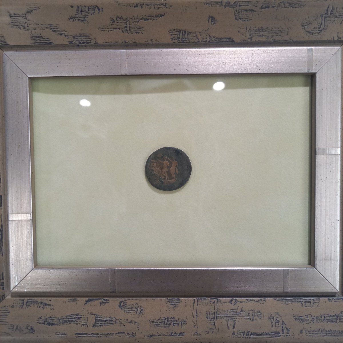 画像3: 古代ローマコイン(額付き)　属州貨(マケドニア・フィリッピ)　アウグストゥス　ブロンズ貨　前２７－後14年　アウグストゥスの肖像　アウグストゥスとユリウス・カエサルの像 (3)