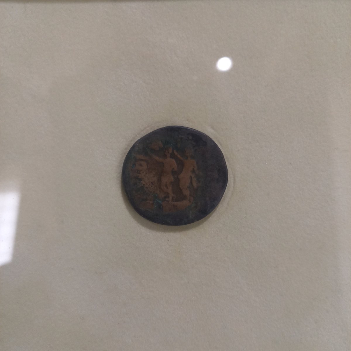 画像4: 古代ローマコイン(額付き)　属州貨(マケドニア・フィリッピ)　アウグストゥス　ブロンズ貨　前２７－後14年　アウグストゥスの肖像　アウグストゥスとユリウス・カエサルの像 (4)