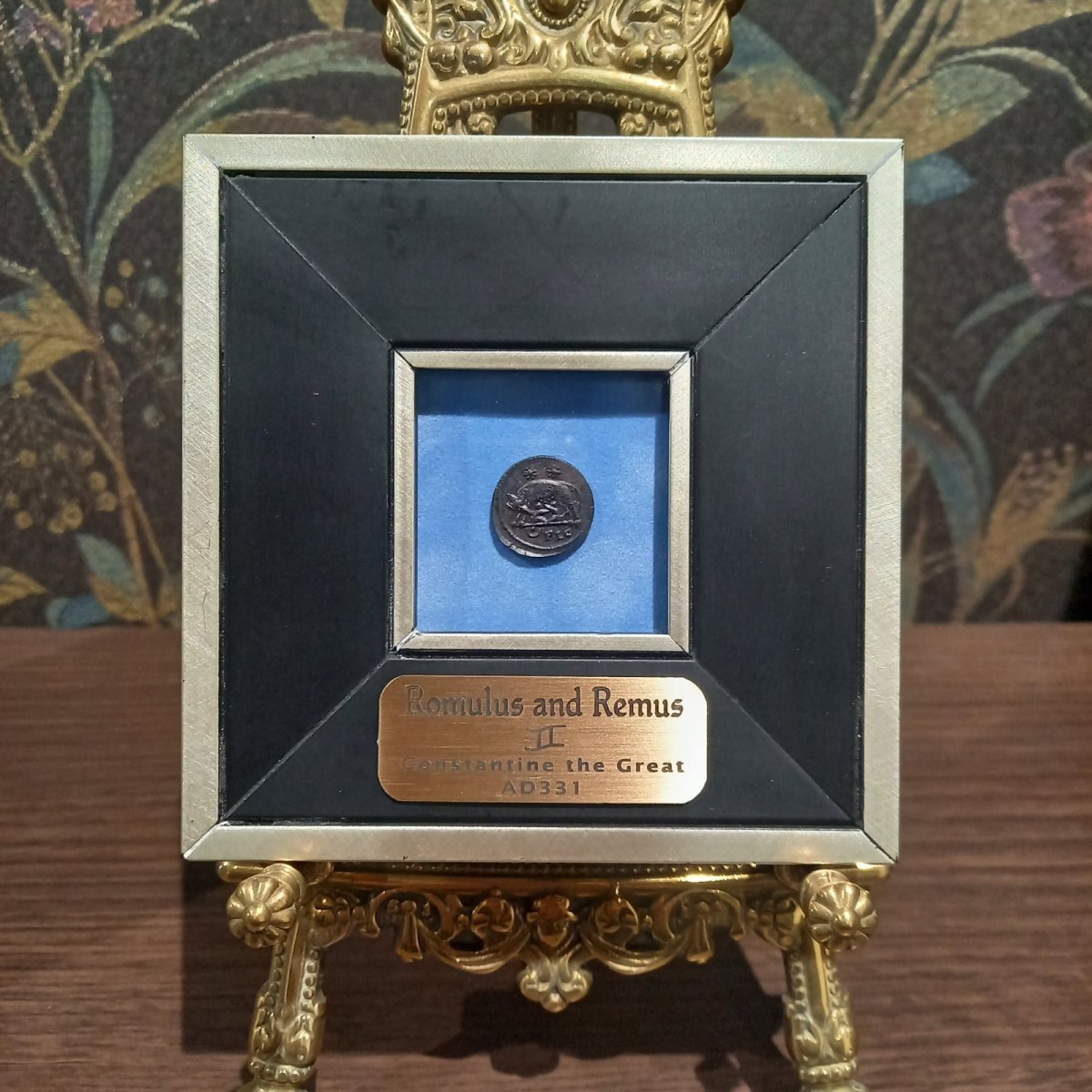 画像3: 古代ローマコイン(額付き)　帝政期　コンスタンティヌス　331年　銅貨　ローマ神肖像　ロムルスとレムス (3)