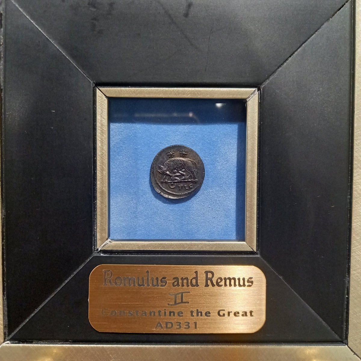 画像2: 古代ローマコイン(額付き)　帝政期　コンスタンティヌス　331年　銅貨　ローマ神肖像　ロムルスとレムス (2)